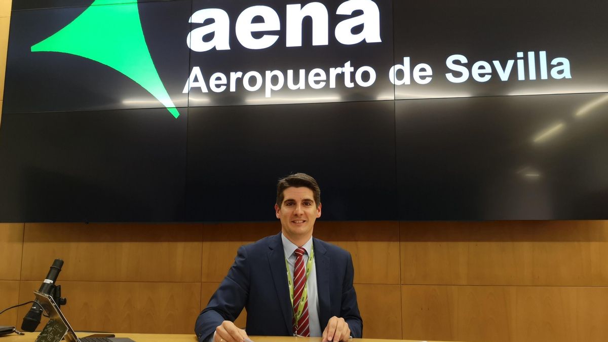 Jesús Caballero lleva ocho años como director del aeropuerto de Sevilla.