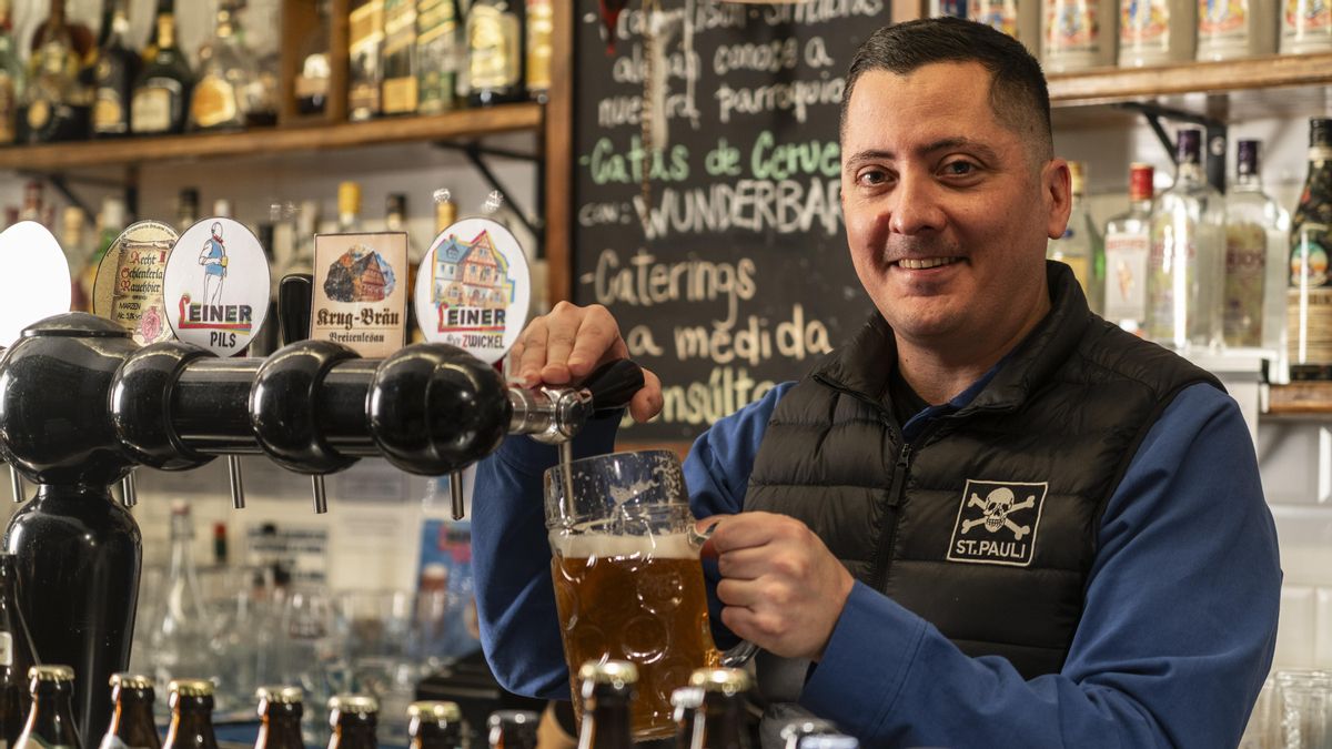 Una gran fiesta de la cerveza toma Malasaña para celebrar el Oktoberfest como un auténtico bávaro en Madrid
