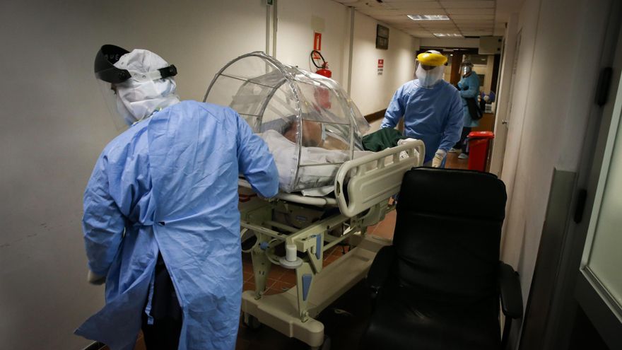 Enfermeros del área del Centro de Tratamientos intensivos (CTI) del hospital privado Casmu atienden a pacientes covid-19, el 14 de abril de 2021 en Montevideo (Uruguay). EFE/ Raúl Martínez/Archivo
