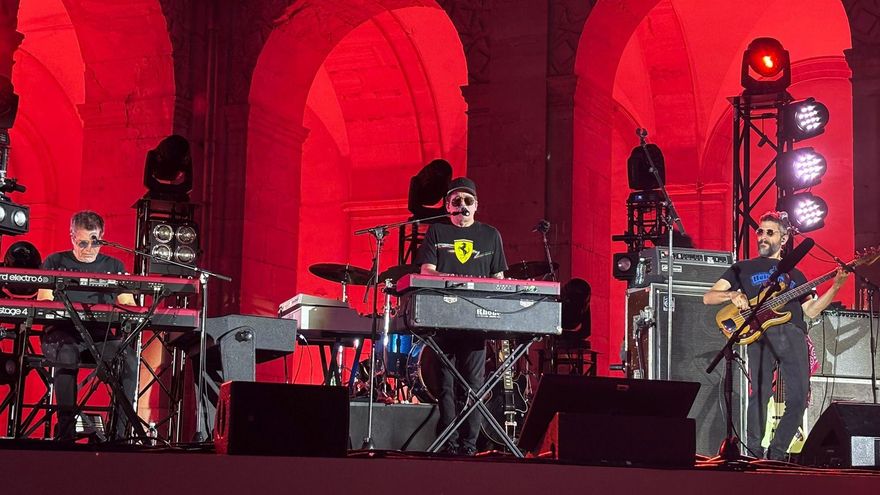 Andrés Calamaro y su banda durante la actuación en el Monasterio de Uclés.