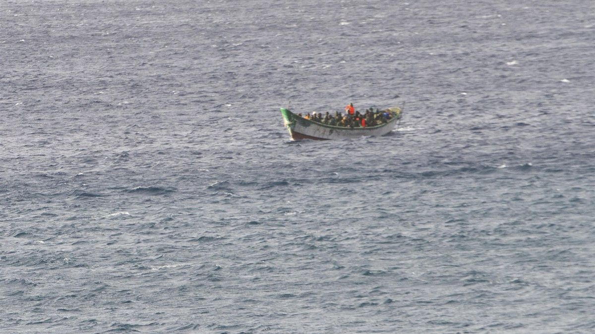 Imagen de archivo de una embarcación con migrantes frente a la costa canaria.