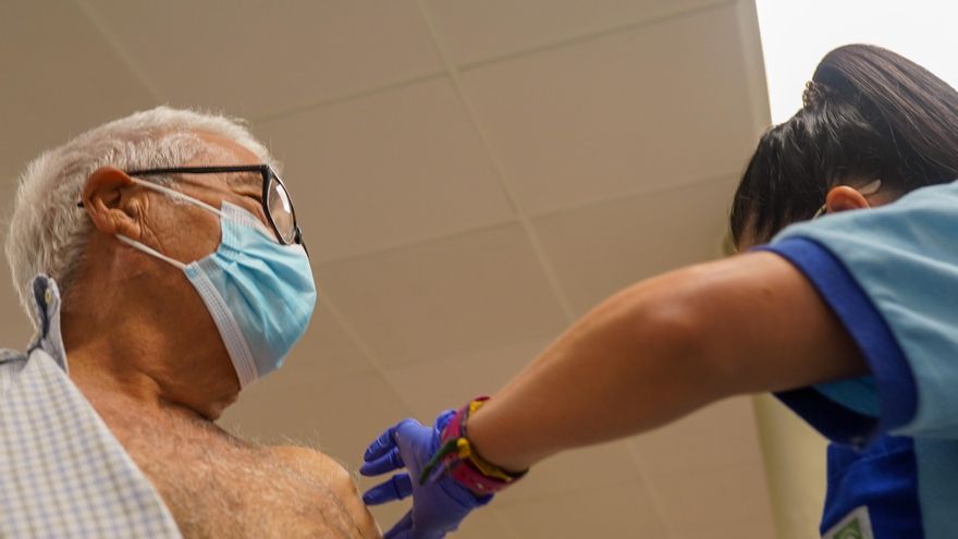 Una sanitaria administra a un hombre la tercera dosis de la vacuna contra la Covid.