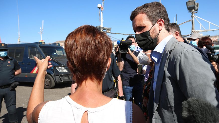 El líder del PP, Pablo Casado, visita el muelle de Arguineguín en compañía de la alcaldesa de Mogán, Onalia Bueno