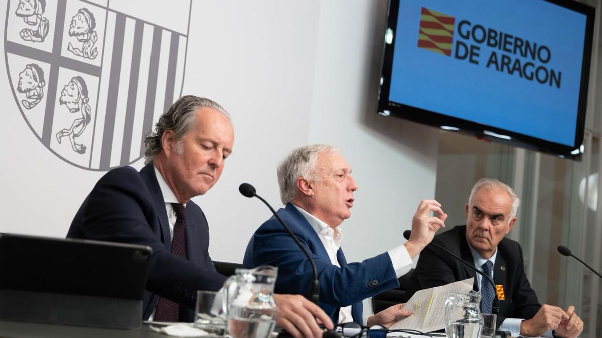 Octavio López, en rueda de prensa junto al gerente de APL, Pedro Sas, y el presidente de AEPLA, Ángel Adiego.