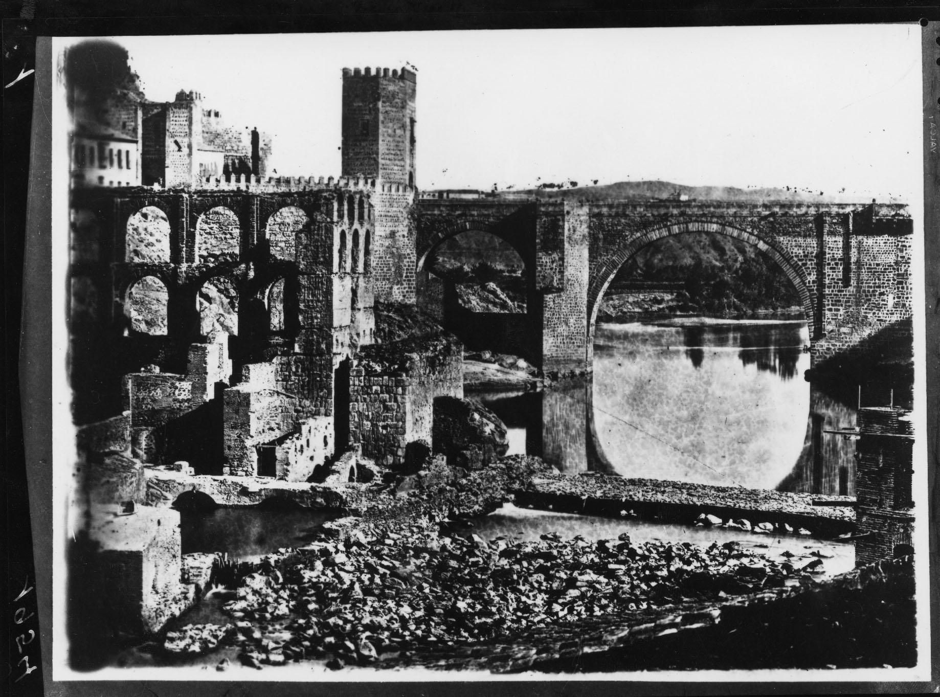 Puente del Alcántara y ruinas del Artificio de Juanelo. Toledo. Finales del Siglo XIX. Fondo Rodríguez. AHP de Toledo