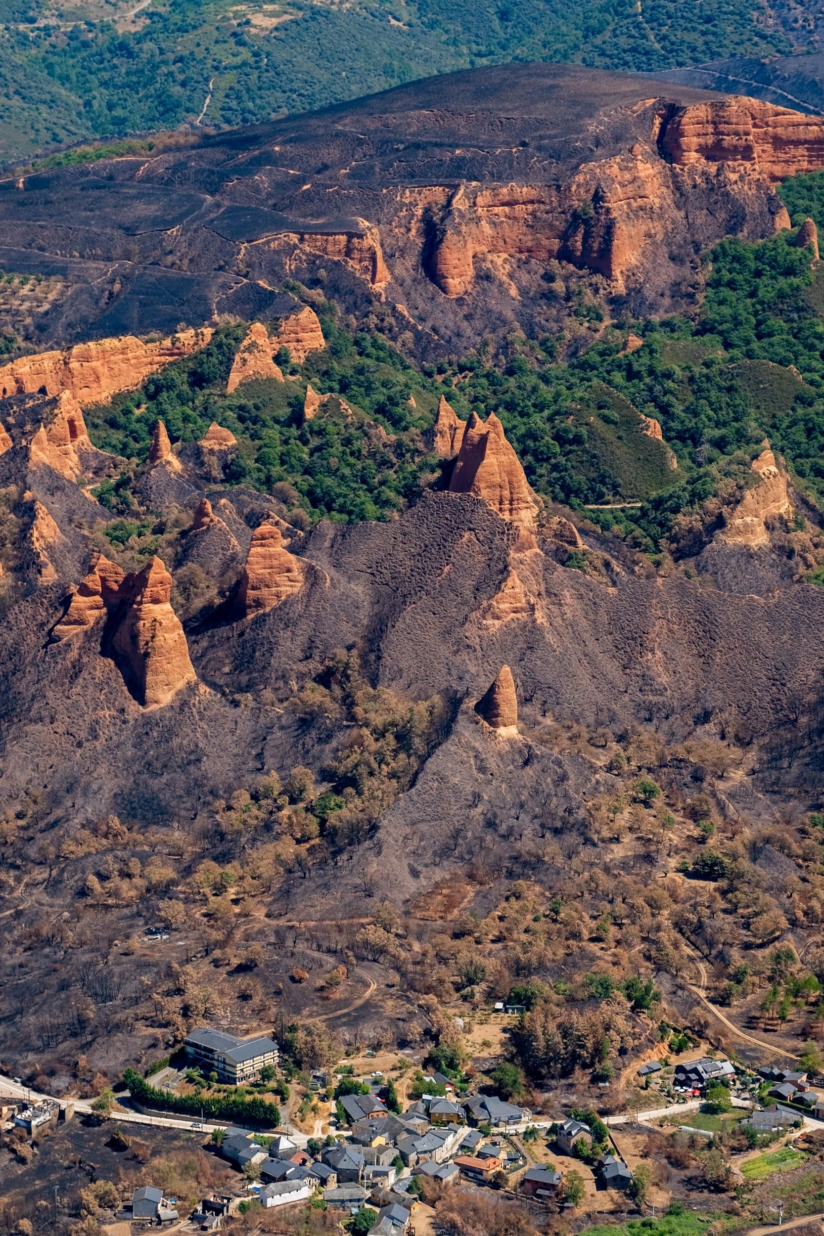 La desolación de Las Médulas tras los incendios, a vista de pájaro de Greenpeace