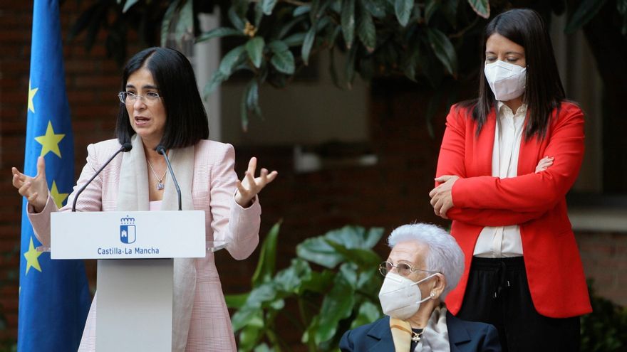 La ministra de Sanidad, Carolina Darias (i), junto a Araceli (d), la nonagenaria que recibió la primera vacuna en España el 27 de diciembre de 2020, este lunes en la residencia 'Los Olmos'. EFE/Pepe Zamora