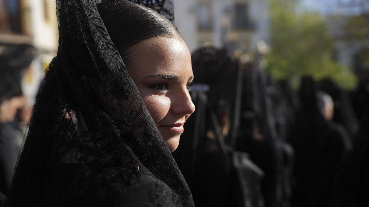 La procesión de la Hermandad del Caído, en imágenes
