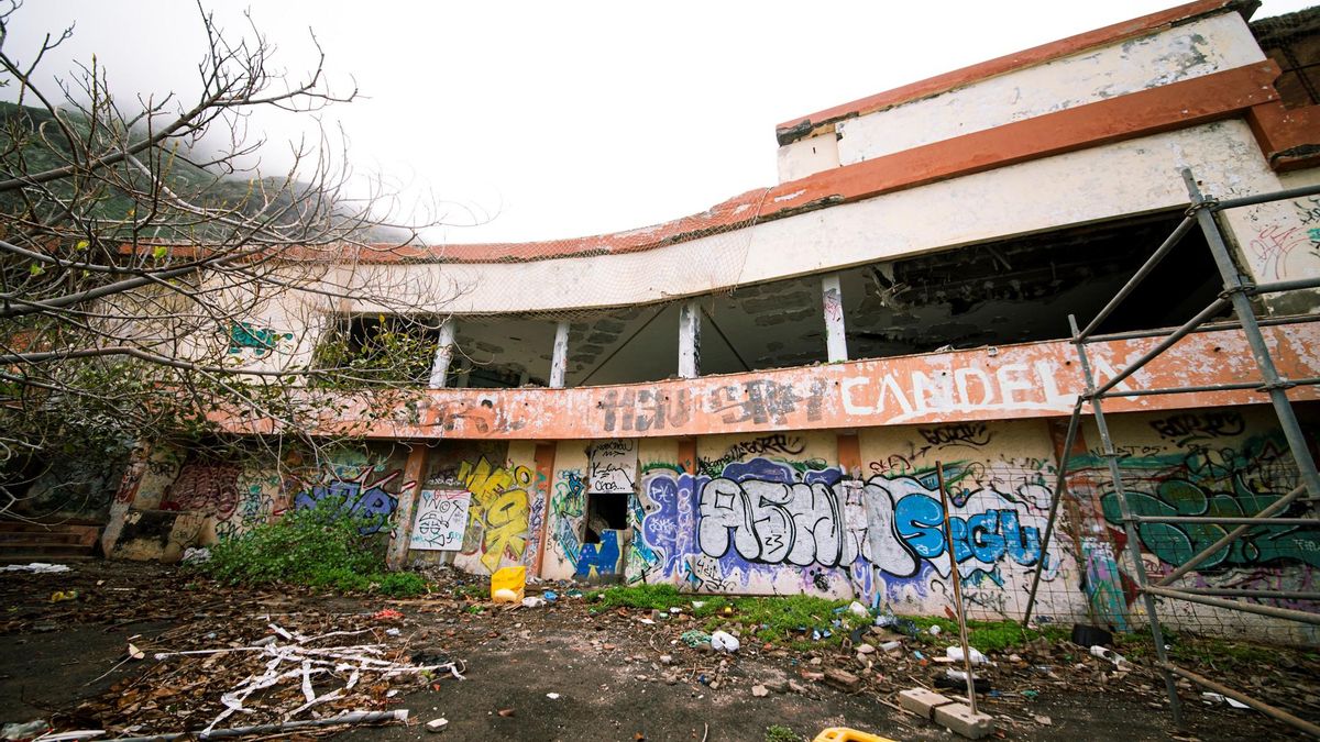 Parte del complejo hotelero Neptuno, en situación de ruinas, en Bajamar.