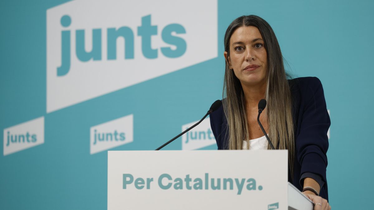 La portavoz de JxCat en el Congreso, Míriam Nogueras, durante la rueda de prensa que ha ofrecido este miércoles en Barcelona en la que ha asegurado que el movimiento llevado a cabo ayer martes por el presidente del Gobierno, Pedro Sánchez, no ha cambiado la posición de Junts y ha emplazado al PSOE a que "tome decisiones": "Estamos donde estábamos la semana pasada", ha señalado. EFE/Toni Albir