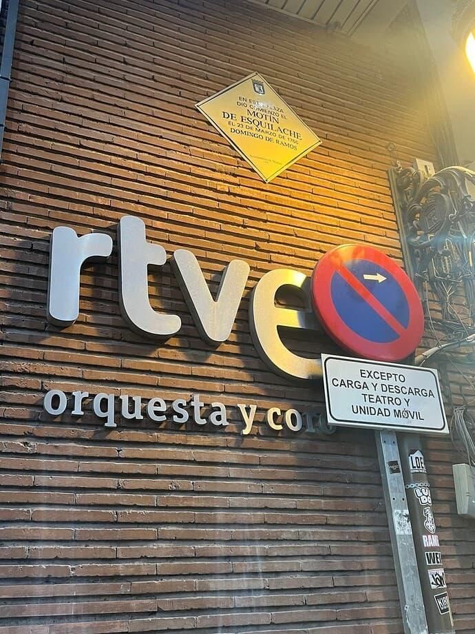 Señal de tráfico sobre carteles en una calle de Madrid