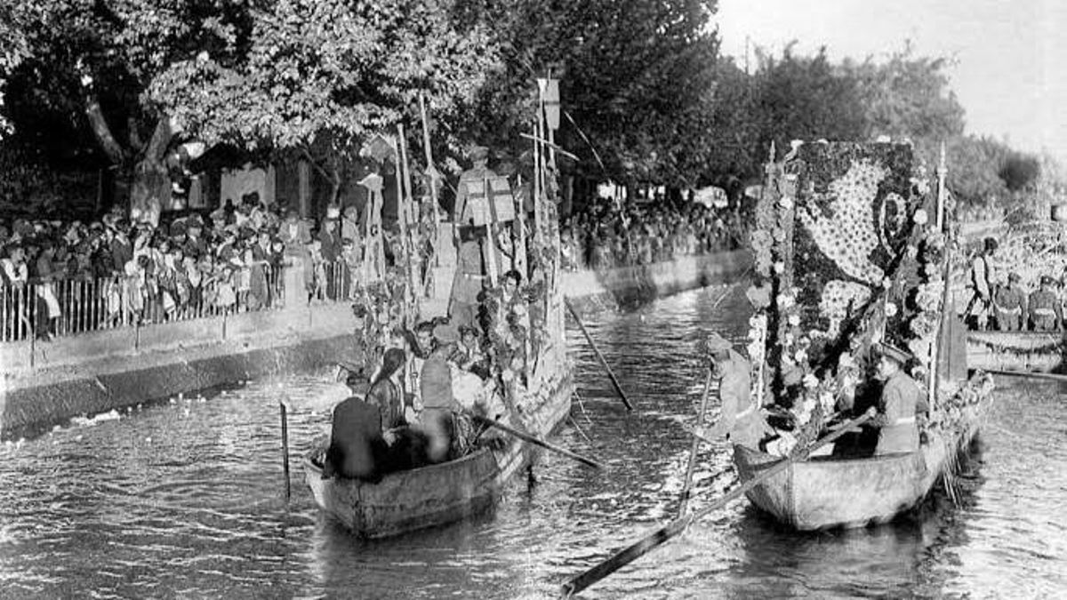 Un desfile de barcas por el Canal Imperial: así eran las fiestas del Pilar de Zaragoza hace casi un siglo