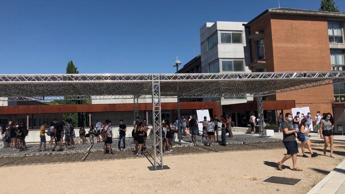 Alumnos esperando en Guadalajara a realizar la EvAU 2020