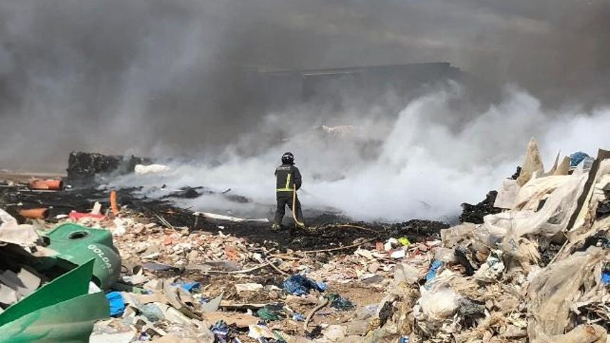 Incendio planta de reciclaje 'León Verde'. Bomberos León.