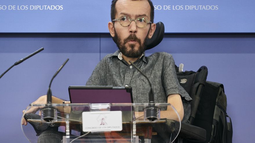 El portavoz de Unidas Podemos, Pablo Echenique, en una rueda de prensa, durante una Junta de Portavoces en el Congreso de los Diputados, a 21 de diciembre de 2021, en Madrid, (España).