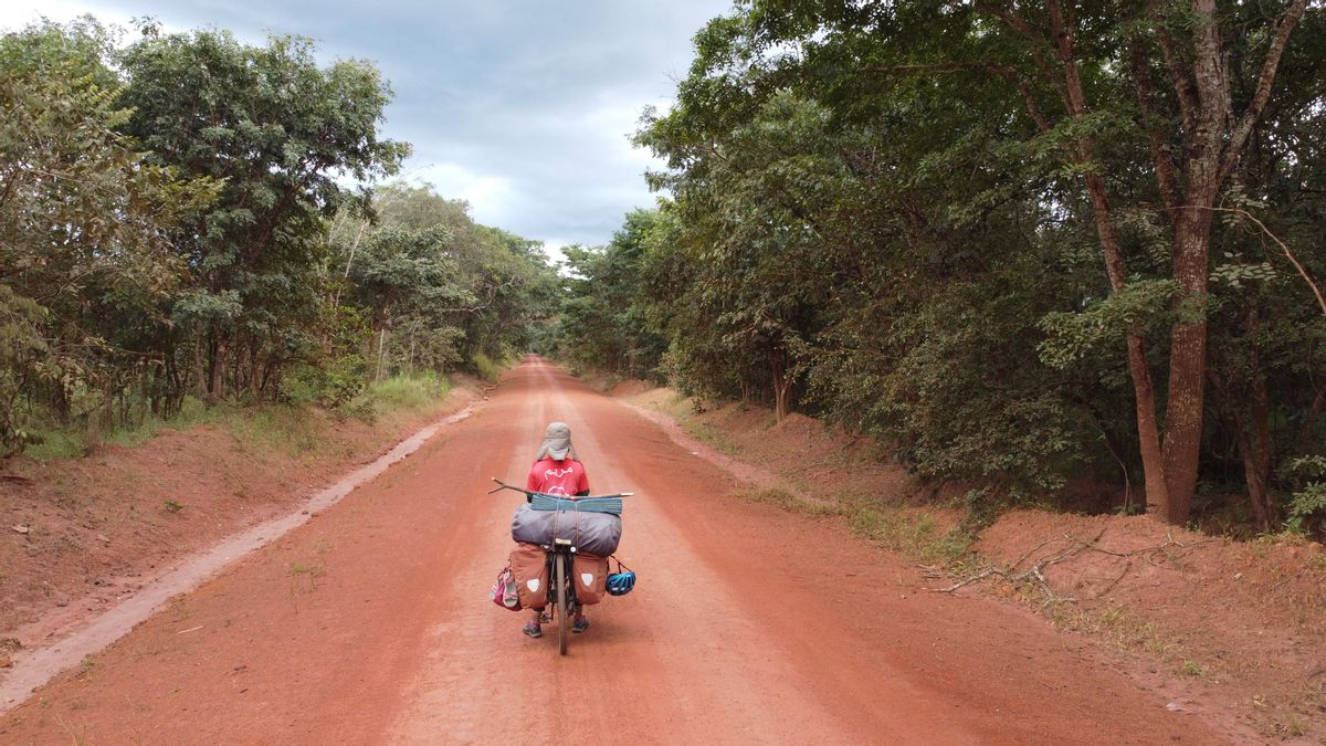 Meryem Belkihel durante su viaje en bicicleta por más de 30 países africanos.