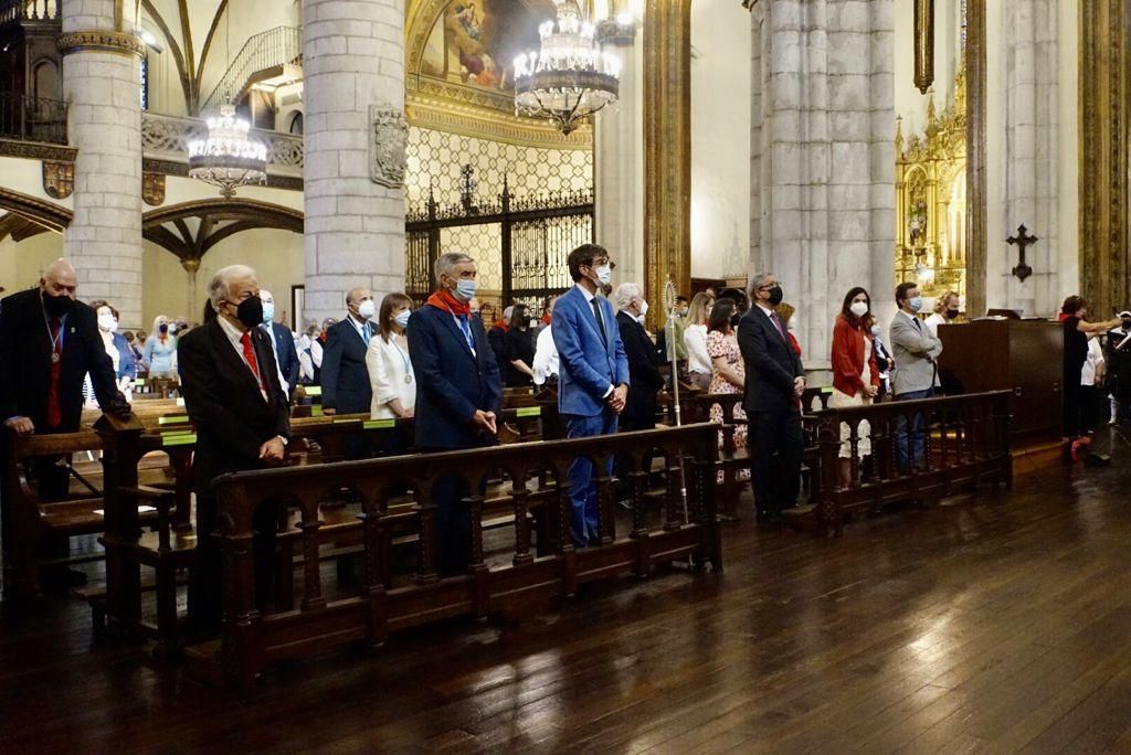 Las autoridades, separadas y con mascarilla, en la misa del 5 de agosto de 2021 en San Miguel