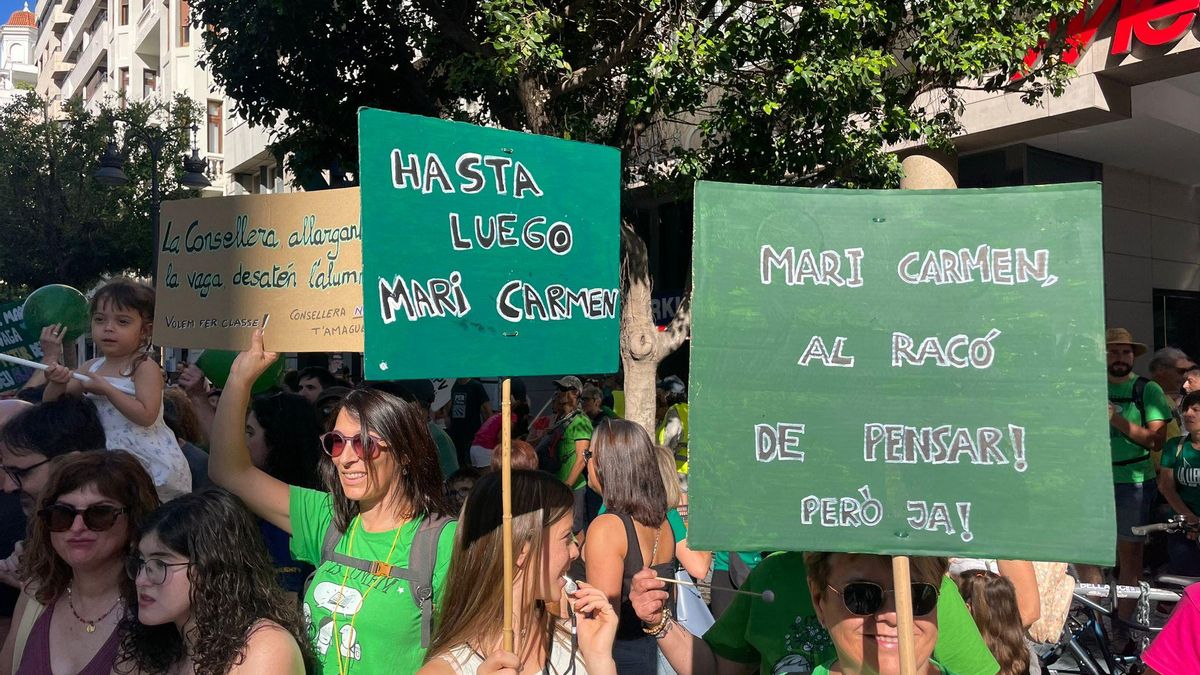 Pancartas con la consellera de Educación, Carmen Ortí.