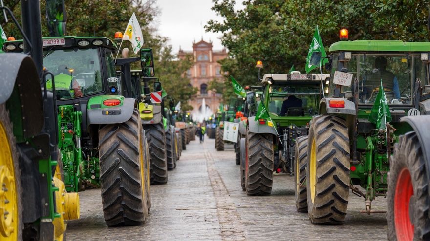 Tractorada por las calles de Sevilla convocada en la jornada de este martes en rechazo al acuerdo UE-Mercosur.