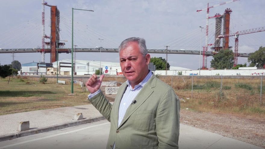 Político del PP con escenario de puente al fondo en Sevilla: el Centenario pasa a ser el nuevo ariete fotográfico contra el PSOE