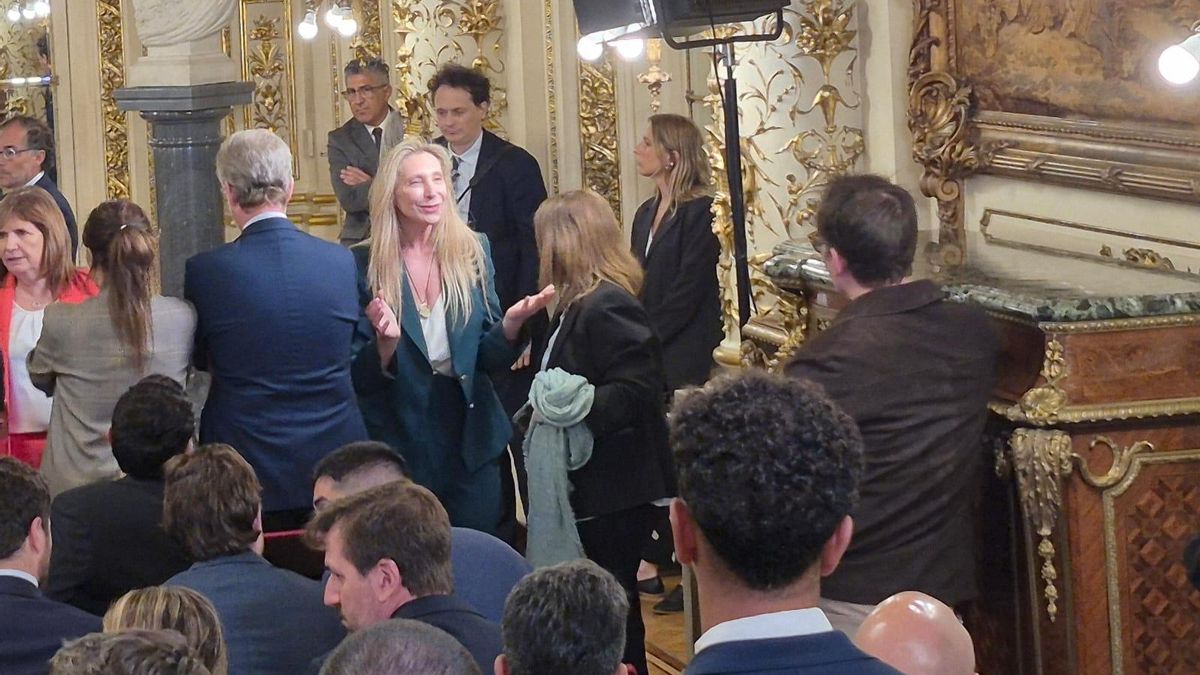 "¿Qué hacés? ¿Mucho sol?", bromeó Karina Milei al verlo a Santiago Caputo con lentes en pleno Salón Blanco.