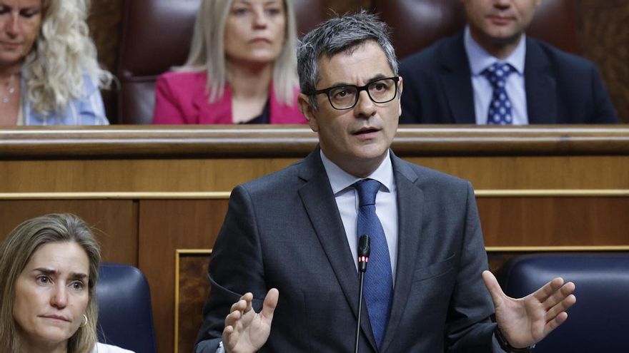 El ministro de la Presidencia, Justicia y Relaciones con las Cortes, Félix Bolaños, interviene este miércoles en el pleno del Congreso, el primero tras la imputación del expresidente José Luis Rodríguez Zapatero en la causa de Plus Ultra. EFE/Chema Moya