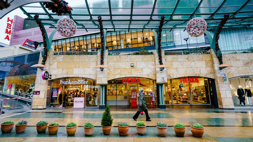 Qué están haciendo otros gobiernos europeos contra ómicron: cerrar el ocio nocturno, limitar contactos, teletrabajo y terceras dosis