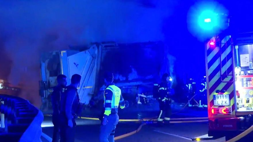 Muere un trabajador en Valdemingómez al volcar e incendiarse el camión de basuras que conducía