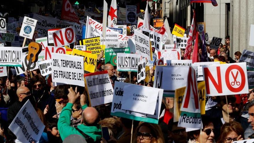 Miles de interinos se manifiestan contra la precariedad del empleo público