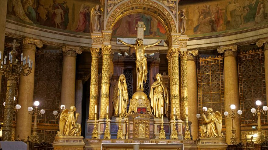 Interior dorado de la Iglesia de San Vicente de Paul.