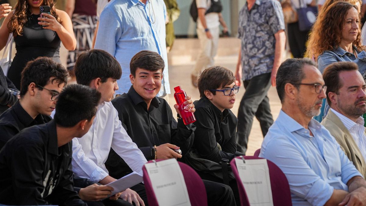 Álvaro y José Joaquín (los dos de niños de la derecha), antes de participar en el Maratón de Piano del Festival Rafael Orozco