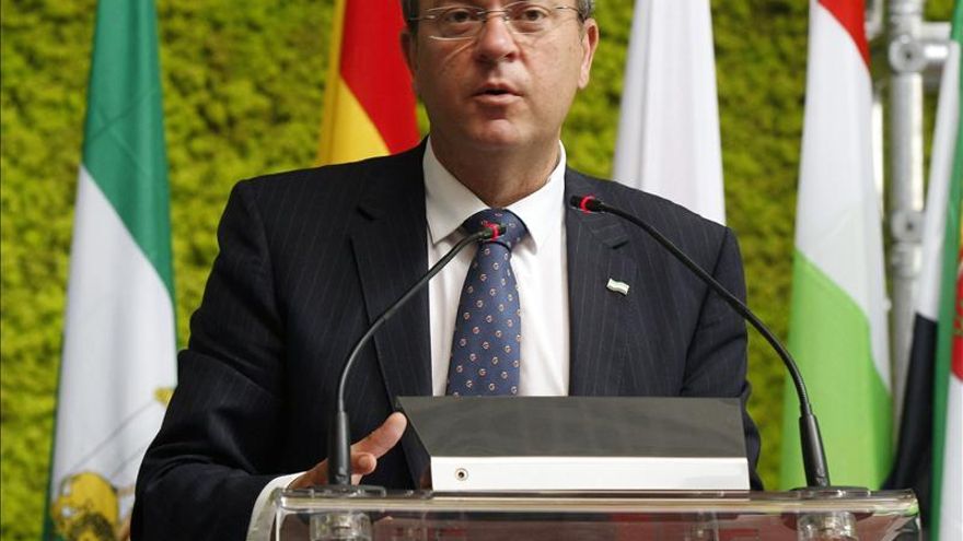 Monago cree que no se puede saltar de criterio "por el interés de los de siempre"