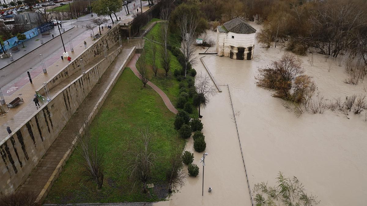 El río Guadalquivir ha superado el umbral naranja a su paso por Córdoba