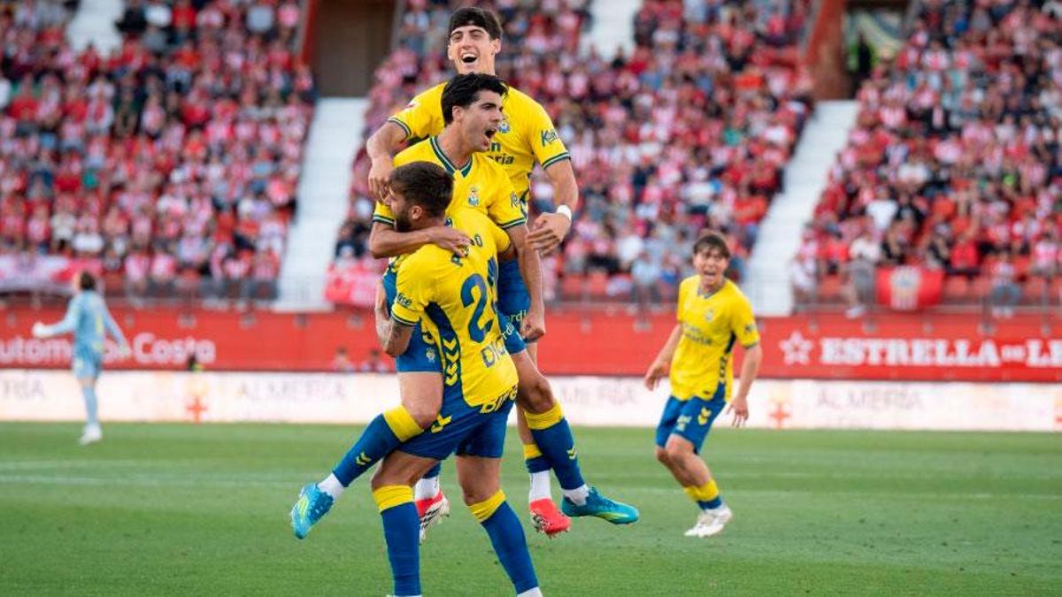 Las Palmas gana en Almería y se agarra a la promoción