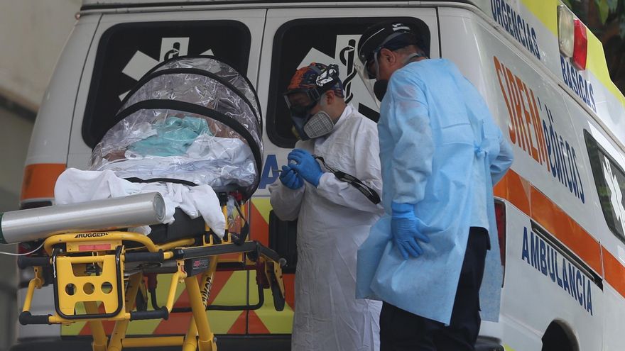 Personal de salud trasladan a una persona contagiada por covid-19, el 29 de julio de 2021, en la zona de emergencias del Hospital General en Ciudad de México (México). EFE/ Sáshenka Gutiérrez