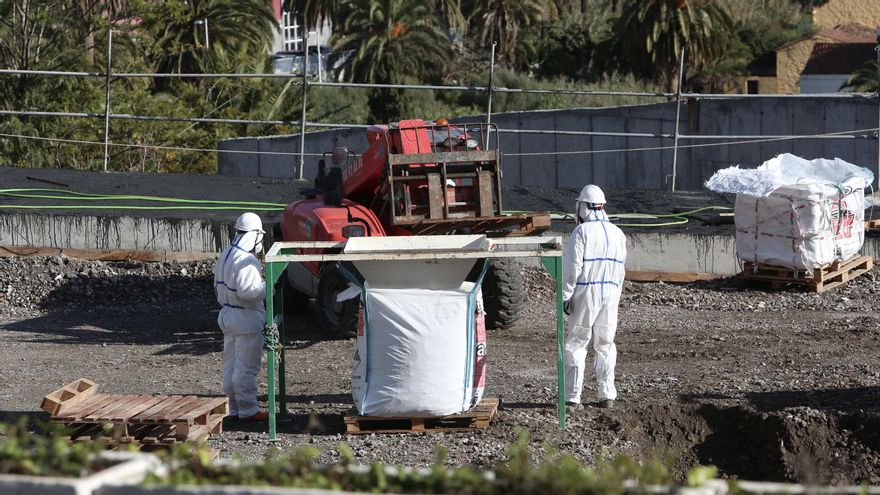 Operarios retiran la tierra mezclada con amianto utilizada para la construcción de una rotonda en Santa Brígida, Gran Canaria