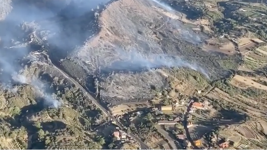 Imagen aérea de la zona afectada por el incendio realizada  este domingo por la Guardia Civil.