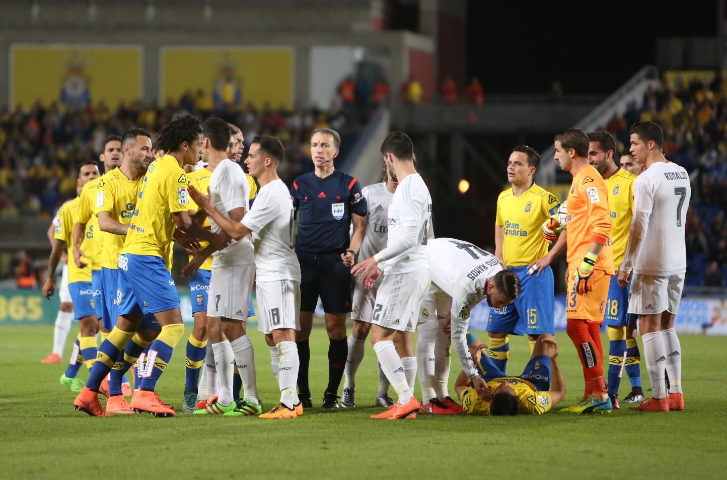 Imágenes del partido entre la UD Las Palmas y el Real Madrid en el Estadio de Gran Canaria. (Alejandro Ramos).