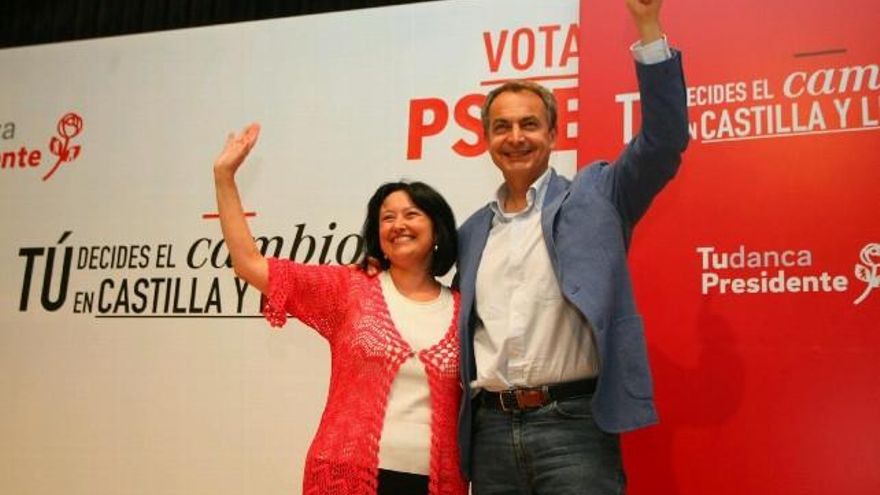 Ángela Marqués, con José Luis Rodríguez Zapatero, en un mitin en Ponferrada en mayo de 2015. // César Sánchez / ICAL