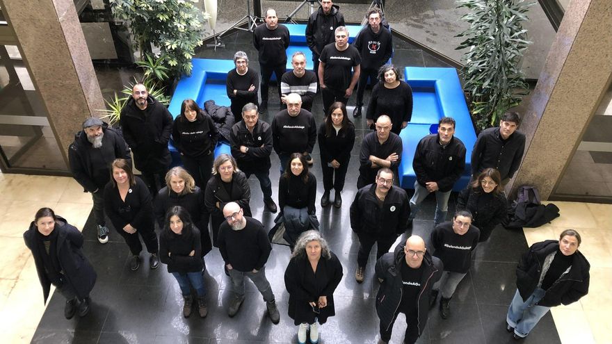 Protesta de los trabajadores, este 8 de febrero, en las instalaciones de la CRTVG. Era el 'venres negro' número 299. El último día de campaña electoral alcanzarán los 300