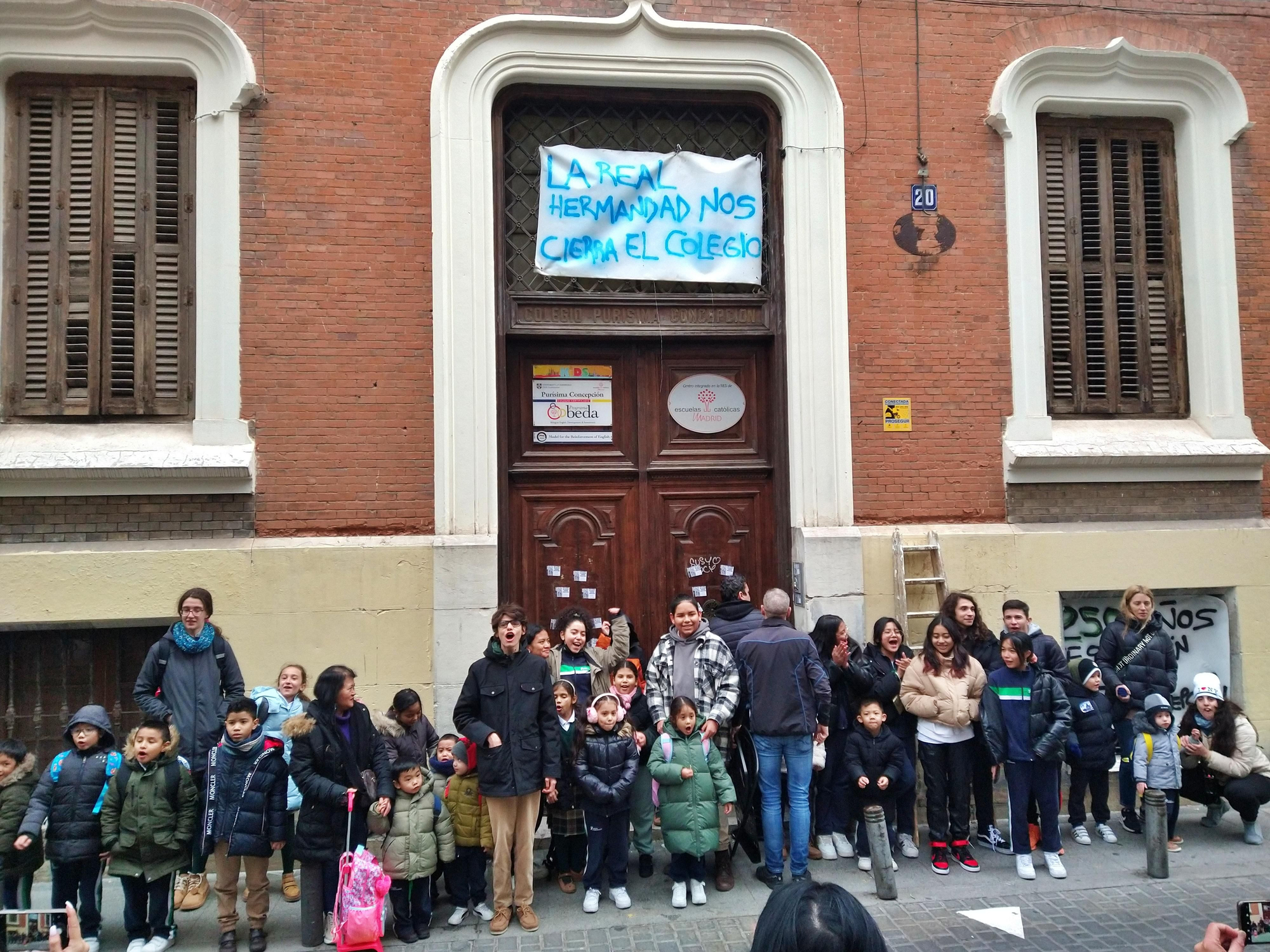 Protesta de familias frente al Purísima Concepción