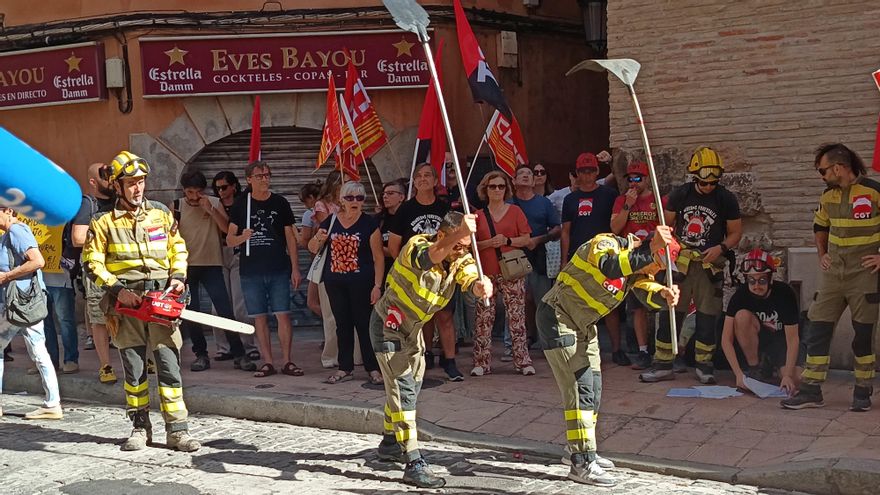 Los bomberos forestales participan en uno de los momentos de la protesta