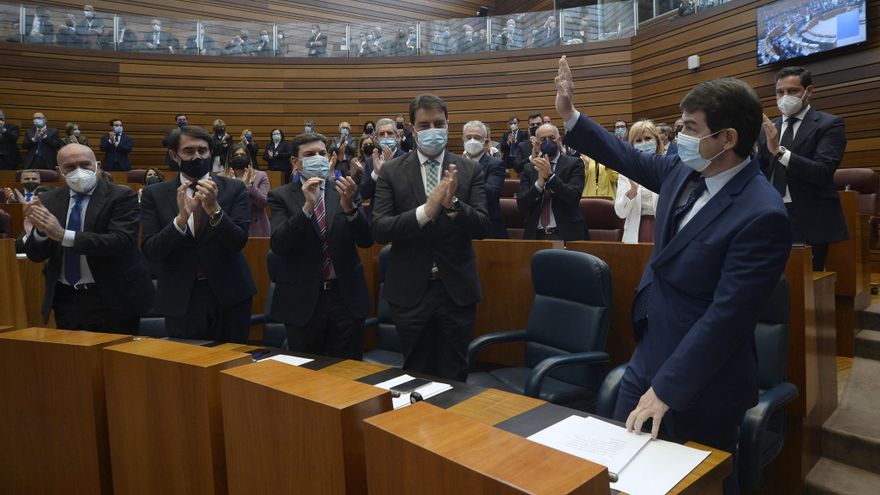 Mañueco logra la investidura a cambio de incorporar a la extrema derecha al Gobierno de Castilla y León