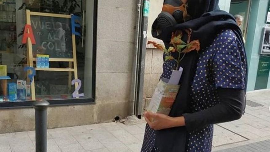 Los compradores del mercado  se sorprendieron por el montaje de la performance en favor del planeta. / Instagram Ecoasturica