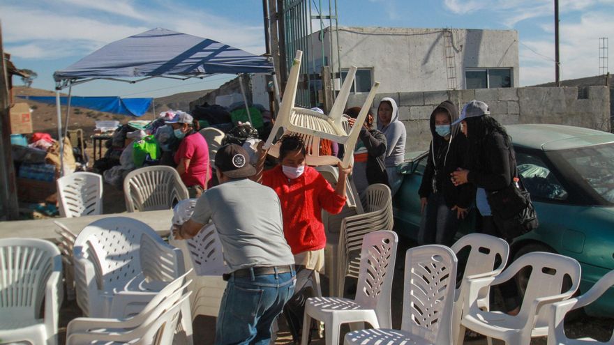 Migrantes apoyan a damnificados por incendios en ciudad mexicana de Tijuana