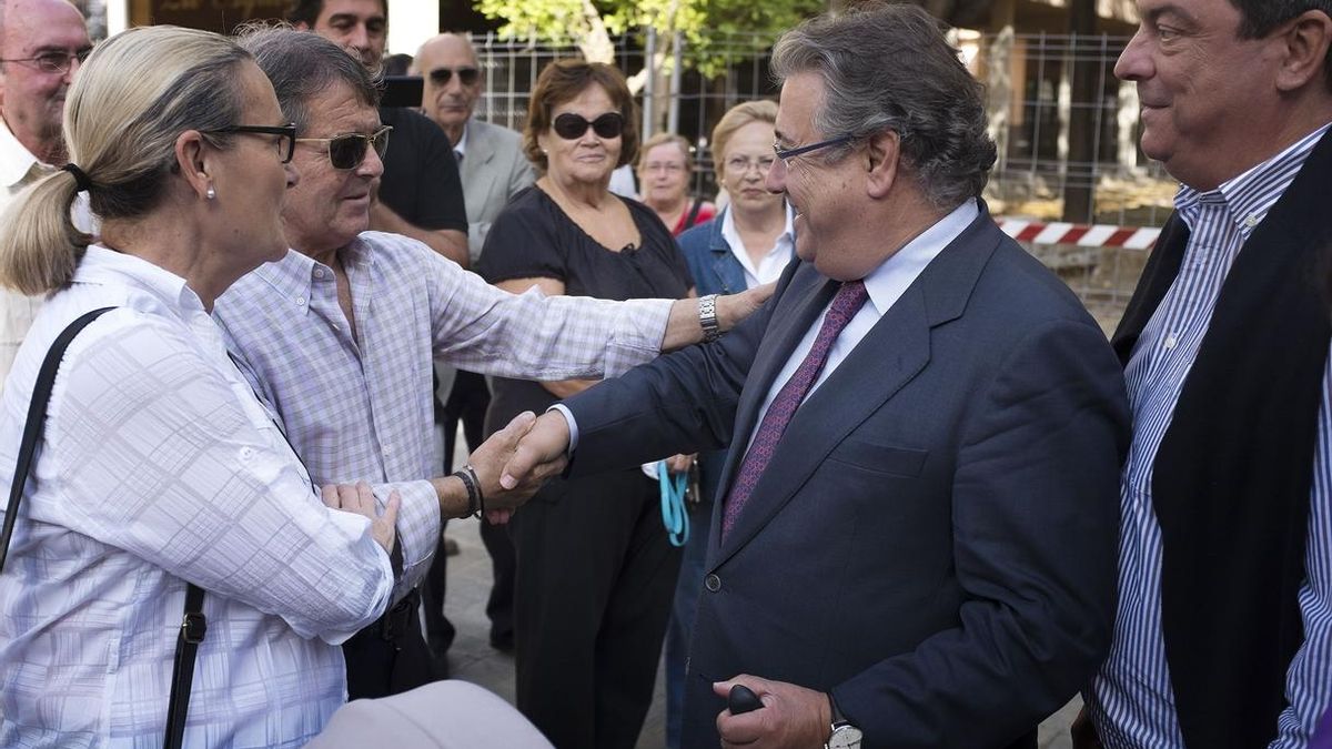 Juan Ignacio Zoido, alcalde de Sevilla, con unos vecinos.