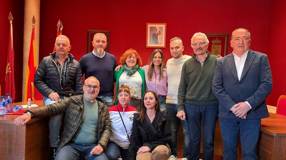 La nueva alcaldesa socialista de Mansilla de las Mulas, Vicenta García, posa tras triunfar la moción de censura con ediles de su grupo y cargos del PSOE. 