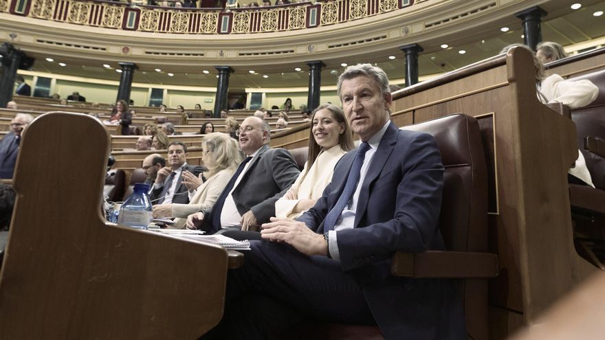 El presidente del PP, Alberto Núñez Feijóo, la portavoz del PP en el Congreso, Ester Múñoz, y el secretario general del Partido Popular, Miguel Tellado,durante una sesión plenaria en el Congreso, a 22 de abril de 2026, en Madrid (España).