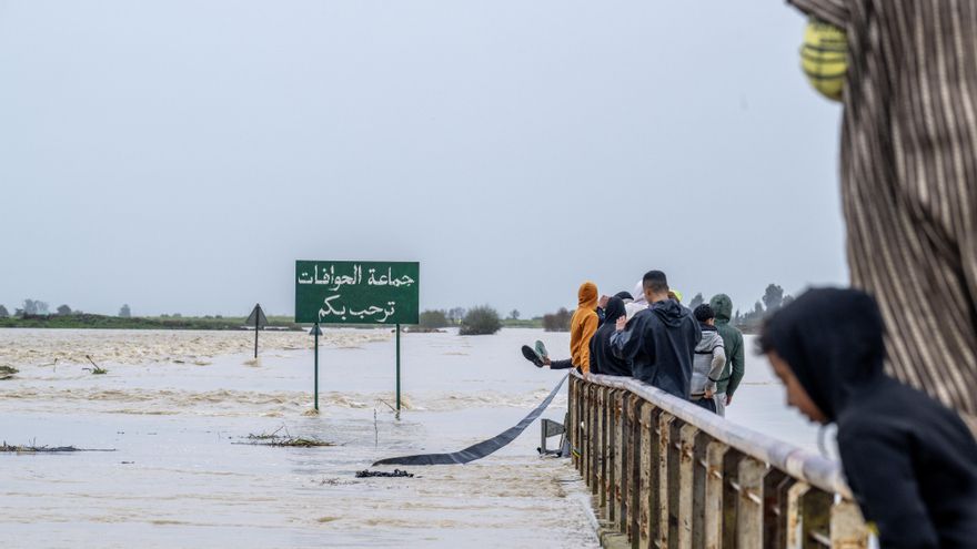 Personas observan una zona inundada tras la crecida del río Sebou en la comuna de Al Hawafate, provincia de Sidi Kacem, Marruecos.