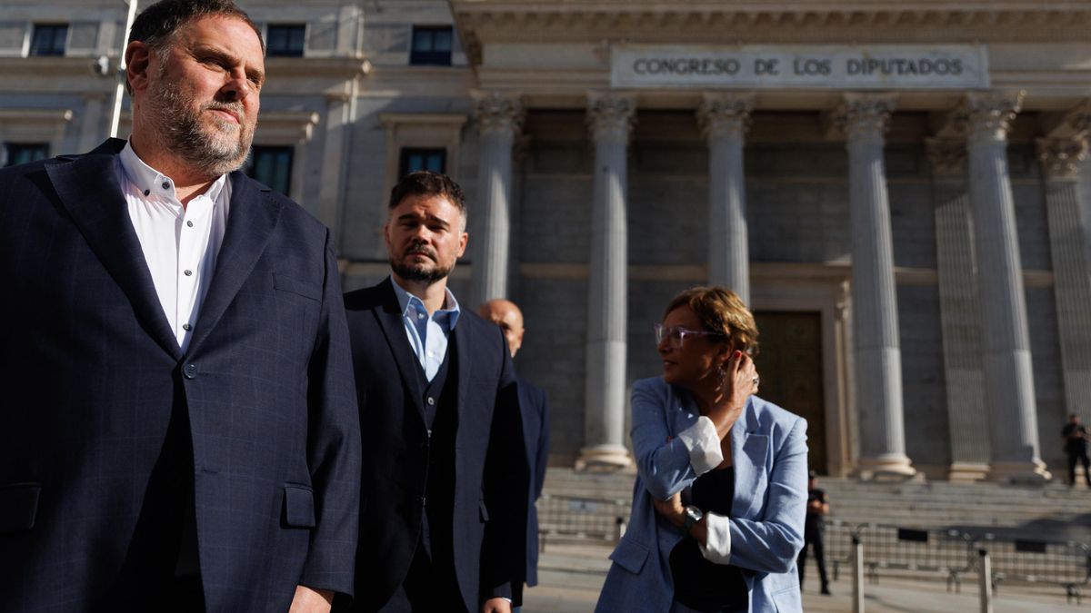 El líder de ERC, Oriol Junqueras (i) y el portavoz de ERC en el Congreso, Gabriel Rufián (c), llegan al Congreso de los Diputados